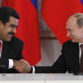 Setkání venezuelského prezidenta Nicoláse Madura a ruského vůdce Vladimira Putina v roce 2013. 