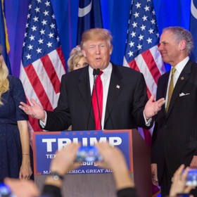 První dáma Spojených států Melania Trump údajně odmítla pozvat svou nevlastní dceru Ivanku na premiéru svého filmu.