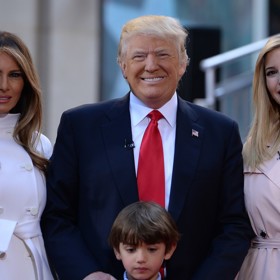 První dáma Spojených států Melania Trump a její nevlastní dcera Ivanka údajně v letech 2017 až 2021 sváděly boj o moc v Bílém domě. 