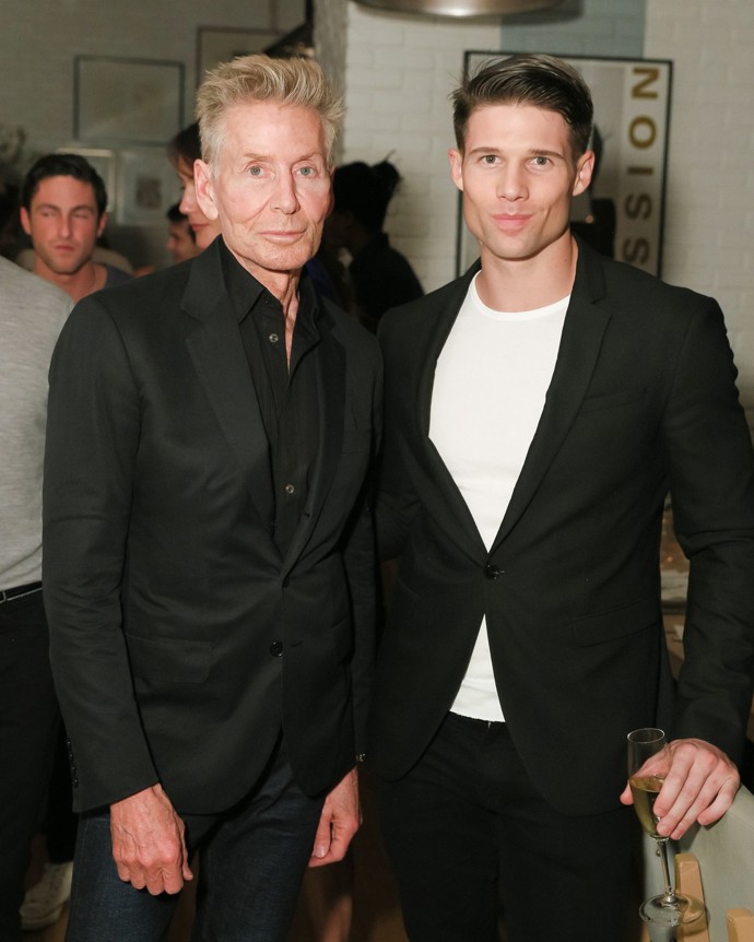 Kevin, ač nevyhledává pozornost médií, rozhodně není žádná stydlivka. Nafotil například zcela nahé snímky se svým jednovaječným bratrem Joelem.