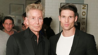 přítel Kevin Baker