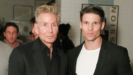 přítel Kevin Baker