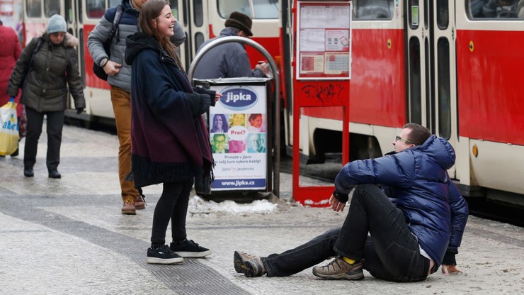 Česko potrápí ledové peklo. Meteorologové varují před nebezpečím úrazů 