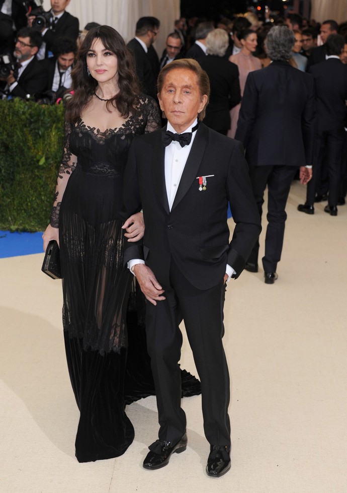 Návrhář Valentino Garavani zemřel v úctyhodných 93 letech a byl skutečnou módní legendou. Jeho múz bylo hned několik a jednou z nich byla třeba i herečka Monica Bellucci