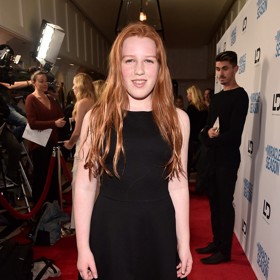 Makena Carnahan, která zdědila podobu po tátovi, pomalu kráčí v máminých stopách.