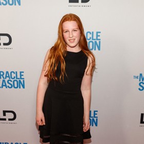 Sympatická zrzka se vedle herectví a studia věnuje také hudbě.