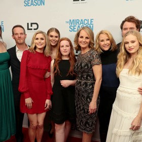 Makena Carnahan s maminkou Helen na speciální projekci sportovního dramatu The Miracle Season, kde si obě dámy zahrály bok po boku.