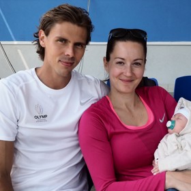 Denisa, Adam a malá Evelin na mistrovství ČR ve vícebojích. Adam stále aktivně závodí.