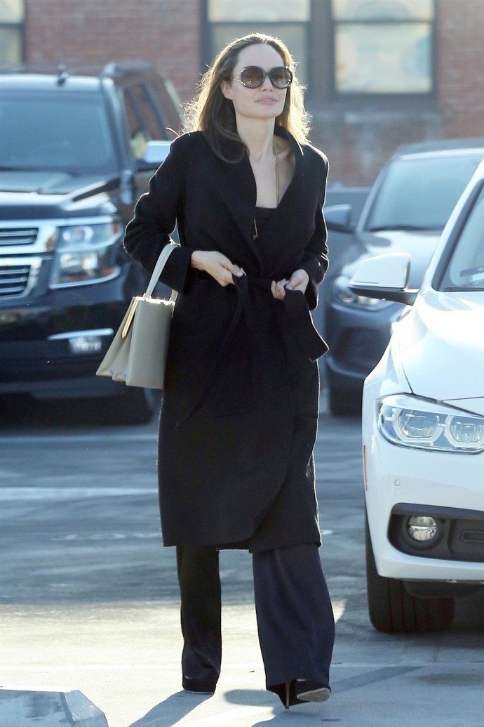 Na kvalitní černou klasiku nedají dopustit herečky Angelina Jolie...