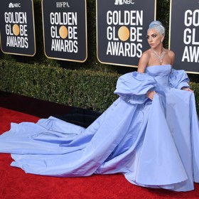 Návrhář Valentino Garavani se ale nebál ani jiných barev a výrazných siluet, jak dokazuje tento dokonale sladěný look zpěvačky Lady Gaga z udílení Zlatých glóbů v roce 2019.