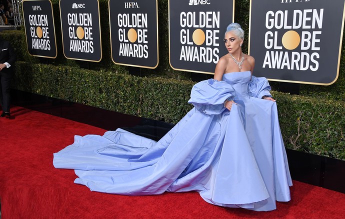 Návrhář Valentino Garavani se ale nebál ani jiných barev a výrazných siluet, jak dokazuje tento dokonale sladěný look zpěvačky Lady Gaga z udílení Zlatých glóbů v roce 2019.