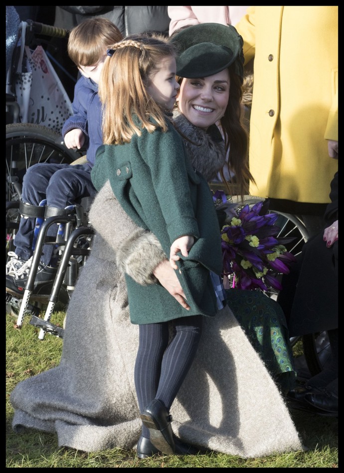 Na potomky nekřičí, naopak jim vše v klidu vysvětluje. Používá k tomu trik, kdy poklekne nebo se předkloní, aby si s dětmi mohla na stejné úrovni povídat z očí do očí.