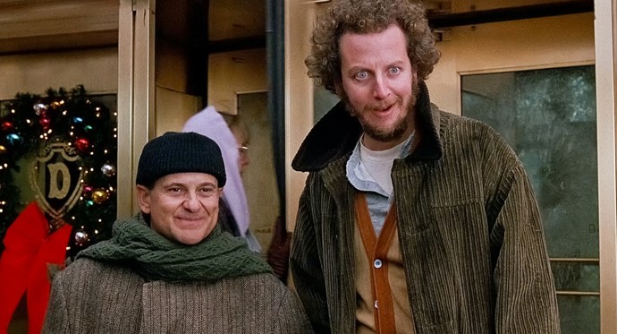 Má tak šanci podívat se do stejných míst, jako jeho nejslavnější filmová postava, zlodějíček Marv z kultovní rodinné komedie Sám doma (na snímku s kolegou Joem Pescim).