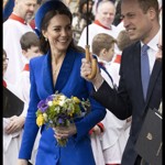 William jí v ten moment přispěchal na pomoc s deštníkem, ačkoliv Kate krátce předtím odmítla paraple jednoho z asistentů. Manželovo gesto ale uvítala vděčným úsměvem.