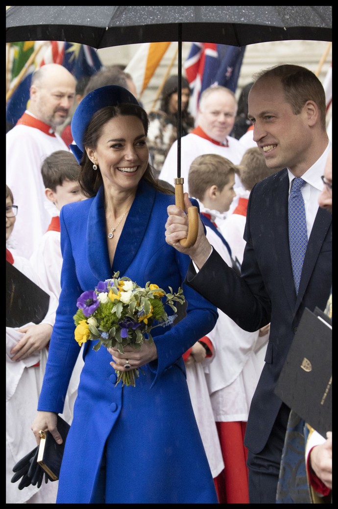 William jí v ten moment přispěchal na pomoc s deštníkem, ačkoliv Kate krátce předtím odmítla paraple jednoho z asistentů. Manželovo gesto ale uvítala vděčným úsměvem.
