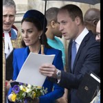 William chránil manželku před deštěm po celou dobu, co si vyřizovali záležitosti před katedrálou.