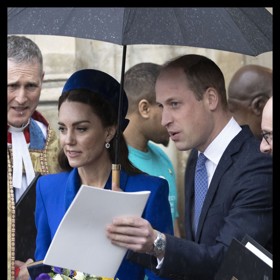 William chránil manželku před deštěm po celou dobu, co si vyřizovali záležitosti před katedrálou.