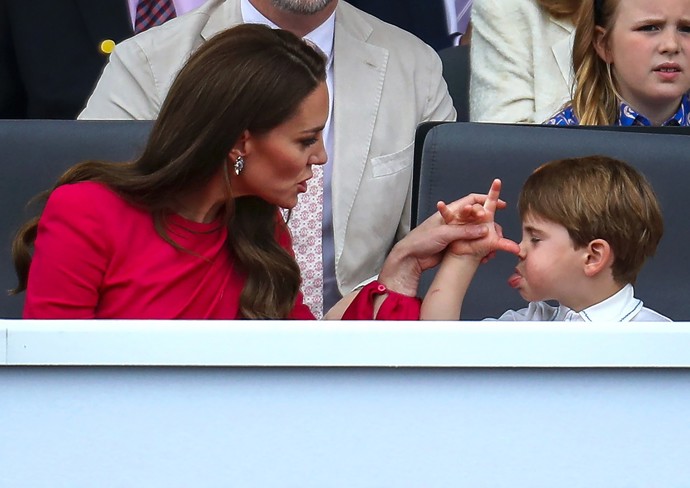 Kate přiznala, že její děti umějí být pěkně divoké, a to pak pochybuje o svých rodičovských schopnostech i výchově. Na veřejnosti to ale s nimi zvládá bravurně. Takto trpělivě krotila prince Louise při platinovém jubileu královny Alžběty II. v roce 2022.