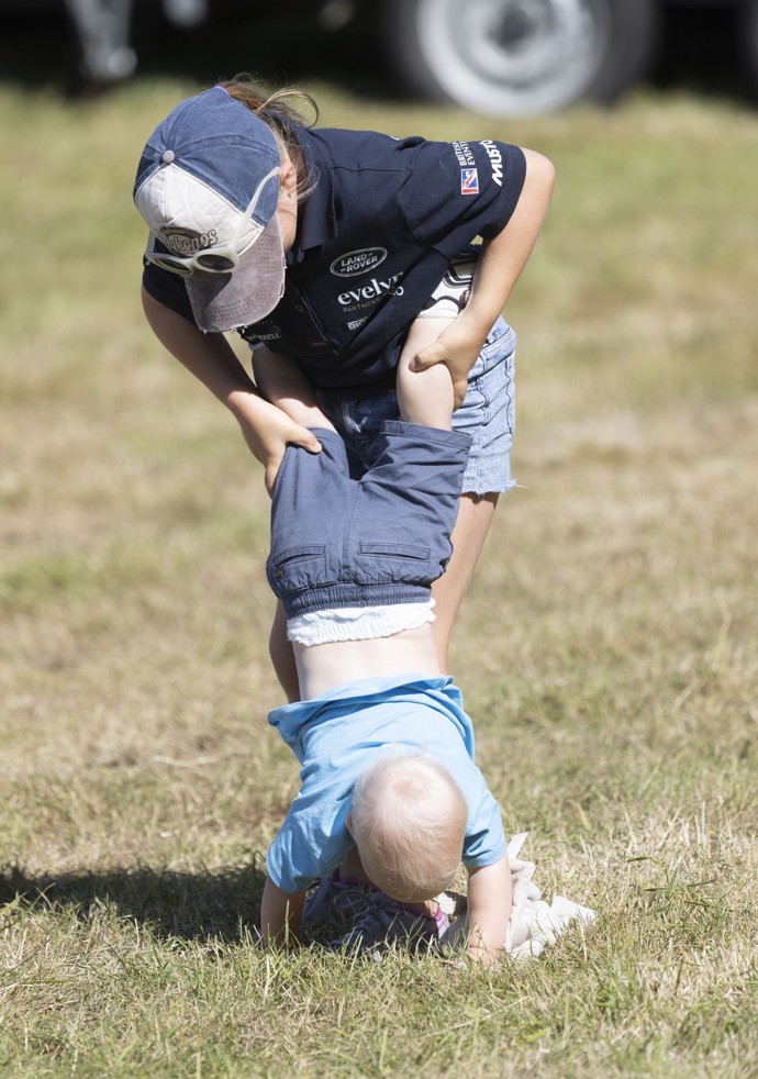 Uhlídat tři děti, to je jako krotit pytel blech. V roce 2022 si nejstarší ze sourozenců Mia udělala z bratříčka Lucase trakař.