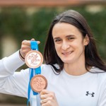Rychlobruslařka Martina Sáblíková je jednou z nejúspěšnějších českých sportovkyň historie. Vedle sedmi olympijských medailí má doma i 21 titulů mistryně světa. Na snímku s bronzovými medailemi ze světového šampionátu 2023 v nizozemském Heerenveenu.