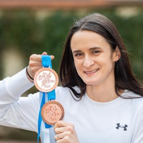 Rychlobruslařka Martina Sáblíková je jednou z nejúspěšnějších českých sportovkyň historie. Vedle sedmi olympijských medailí má doma i 21 titulů mistryně světa. Na snímku s bronzovými medailemi ze světového šampionátu 2023 v nizozemském Heerenveenu.
