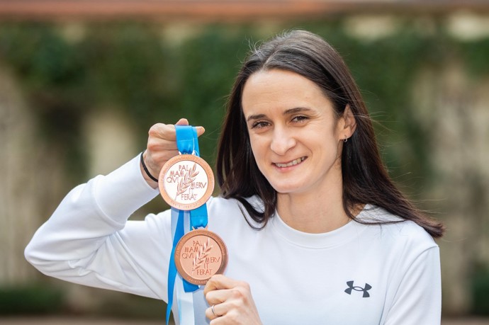Rychlobruslařka Martina Sáblíková je jednou z nejúspěšnějších českých sportovkyň historie. Vedle sedmi olympijských medailí má doma i 21 titulů mistryně světa. Na snímku s bronzovými medailemi ze světového šampionátu 2023 v nizozemském Heerenveenu.