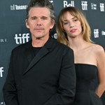 Maya je v současné době mezi generací Z tak populární, že už zastínila i slavného tatínka Ethana Hawkea (na snímku).