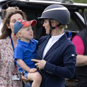 V květnu téhož roku na parkuru v Badmintonu počastoval maminku Zaru vyplazeným jazykem.