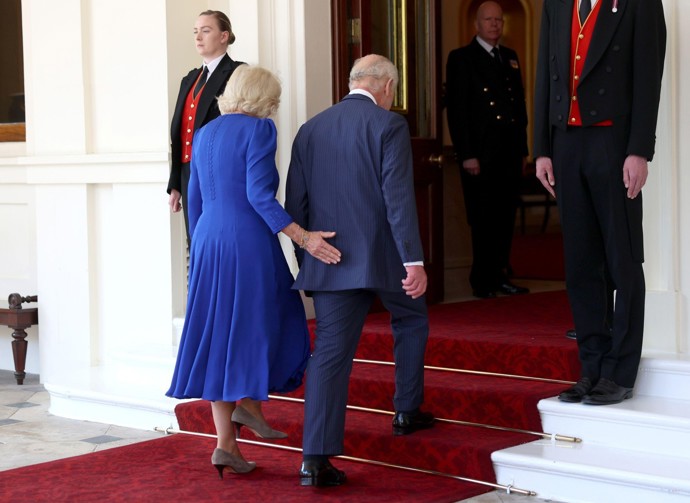 Kate ovšem není první, kdo podobné gesto na veřejnosti předvedl. Použila ho už královna Camilla, když se po rozloučení s japonským císařským párem vraceli s manželem Karlem III. do Buckinghamského paláce. Evidentně mu tím chtěla dát najevo, jak se jí ulevilo, že státní návštěvu společně zvládli s noblesou a nyní je čeká zasloužený odpočinek.