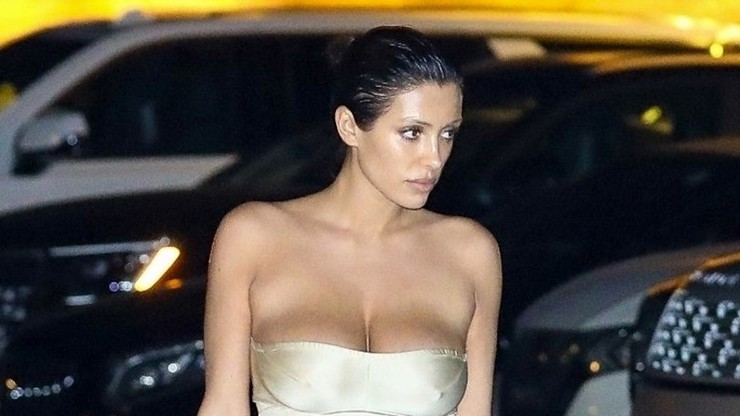 Bianca Censori se tentokrát na své poměry zahalila.