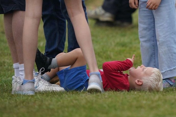 Nebo sebou rovnou mrskne do trávy...