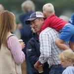 Když nemůže šplhat po zábradlí, vystačí si Lucas se strejdou Peterem Phillipsem. Tak jako na "koňácké" akci v září 2024.