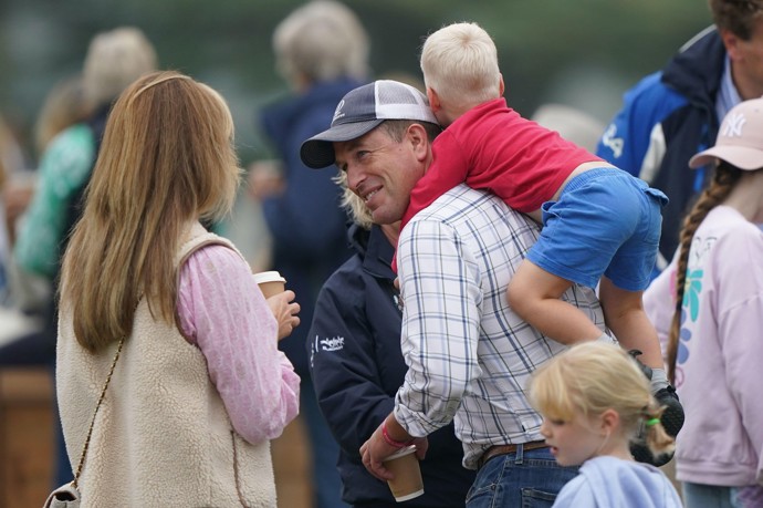 Když nemůže šplhat po zábradlí, vystačí si Lucas se strejdou Peterem Phillipsem. Tak jako na "koňácké" akci v září 2024.