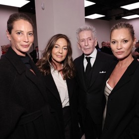 Ještě předtím, než začal chodit s chlapci, byl Calvin Klein dvakrát ženatý. Jeho druhou manželkou byla jeho asistentka a později fotografka celebrit Kelly Rector, se kterou má dodnes přátelský vztah. Takto společně s modelkami Kate Moss (vpravo) a Christy Turlington (vlevo) pózovali 19 let po rozvodu.