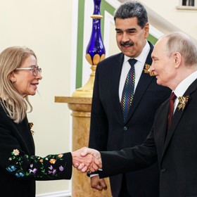 Cilia Flores si potřásá rukou s Vladimirem Putinem.