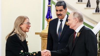 FOTO: Cilia Flores si potřásá rukou s Vladimirem Putinem.