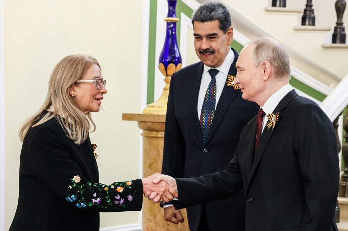 Cilia Flores si potřásá rukou s Vladimirem Putinem.