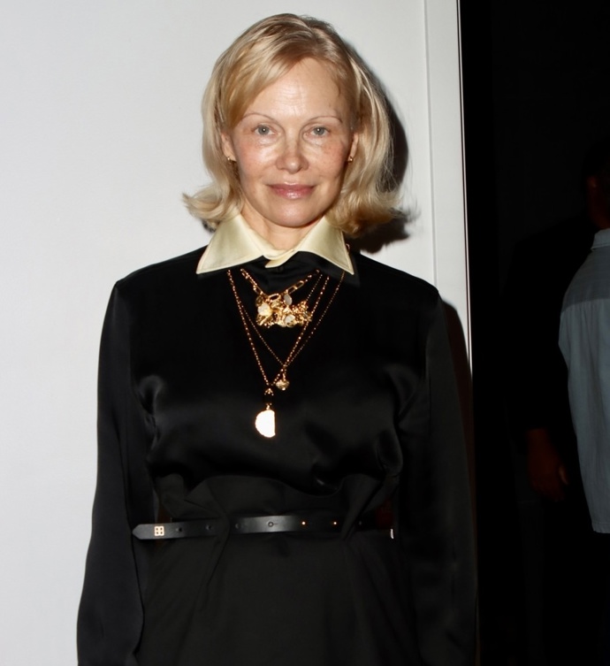 Pamela Anderson je aktuálně nejaktivnější propagátorkou "nahé" tváře. Bez make-upu chodí na společenské události a lidé to považují za odvážné až obdivuhodné, ale najdou se i odpůrci, kteří by byli raději, aby se lehce upravila. 