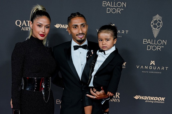 Natalia Belloli a Raphinha se synem Galeem. 