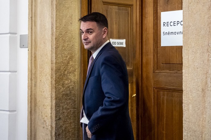 Ministr zahraničí Petr Macinka pobouřil svými SMS zprávami veřejnost. 