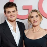 Joe si také s maminkou zahrál ve filmu Lee: Fotografka v první linii.