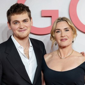 Joe si také s maminkou zahrál ve filmu Lee: Fotografka v první linii.