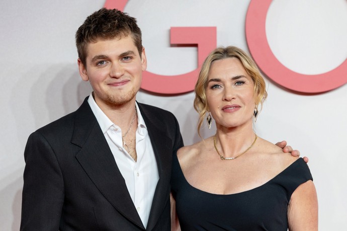 Joe si také s maminkou zahrál ve filmu Lee: Fotografka v první linii.