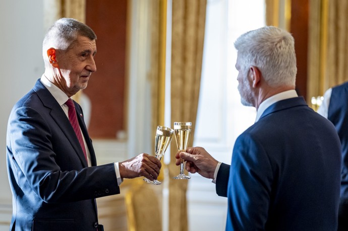 Premiér Andrej Babiš někdy nosí i kravatu červenou, Ta nepůsobí jen energicky, ale má i konfrontační podtext.