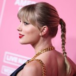 U Taylor Swift se ofina už stala takřka poznávací znamením. Zpěvačka ofinu nosí jak s rozpuštěnými vlasy, tak s uhlazenými účesy