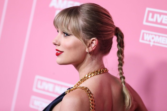 U Taylor Swift se ofina už stala takřka poznávací znamením. Zpěvačka ofinu nosí jak s rozpuštěnými vlasy, tak s uhlazenými účesy