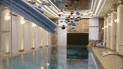 FOTO: V luxusním sídle nechybí mramorem obložený bazén.