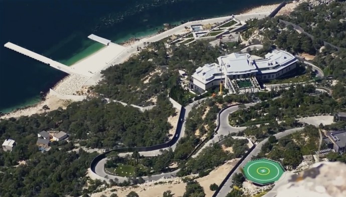 Pohled na luxusní sídlo na Krymu z výšky.