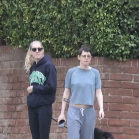 Kristen Stewart s partnerkou Dylan a pejskem na procházce v Los Angeles.
