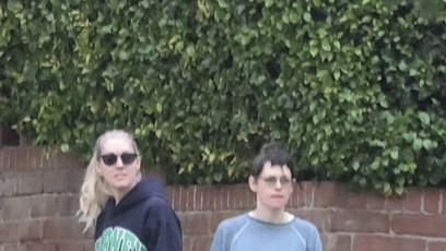 FOTO: Kristen Stewart s partnerkou Dylan a pejskem na procházce v Los Angeles.